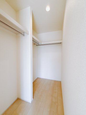 【新築戸建】前橋小坂子町の収納|■WIC｜お洋服はもちろん、使う頻度の少ない家具や小物・場所を取りがちな旅行用のスーツケースなどもしまえます。また、厚手のコートをしまっても充分な広さを堪能できるプランです♪