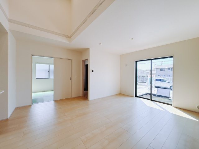 【新築戸建】前橋小坂子町の居間・リビング|■リビング｜大きい窓からあたたかいたっぷりの光が入ります♪開放的な空間で毎日をもっと快適に(*＾＾*)