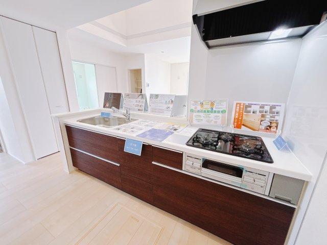 【新築戸建】前橋小坂子町のキッチン|■キッチン｜お料理をしながら会話も弾むカウンターキッチン。出来上がったお料理をカウンター越しからお子様に運んでもらったりと、お手伝いも楽しくしてもらえることができます♪