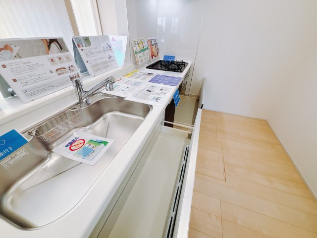 【新築戸建】前橋小坂子町のキッチン|■キッチン｜大きなお鍋や調理用具のも出し入れラクラクな収納がたっぷり！毎日使う場所だからこそ、無理のない姿勢で作業できるのは嬉しいポイントですね(*＾＾*)♪