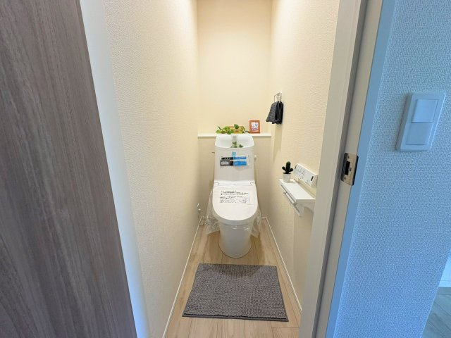 佐久市岩村田の玄関|1、2階それぞれにトイレ完備！温水洗浄便座機能付きです♪