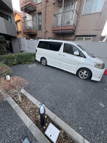 ルーブル中野坂上参番館の駐車場