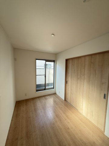 久世築山町戸建の洋室|2階約5帖の洋室です。他にも約7.5帖の洋室がございます。
