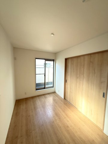 久世築山町戸建の洋室|2階約5帖の洋室です。他にも約7.5帖の洋室がございます。