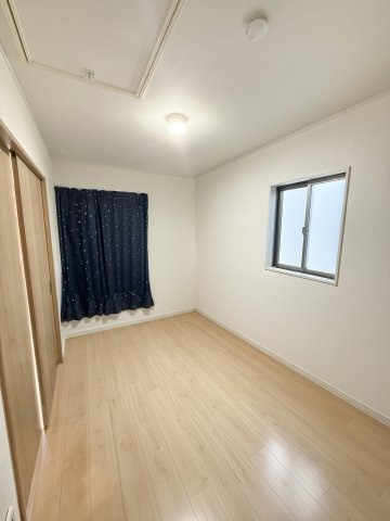 久世築山町戸建の洋室|約5.0帖の洋室です。日当り良好です。