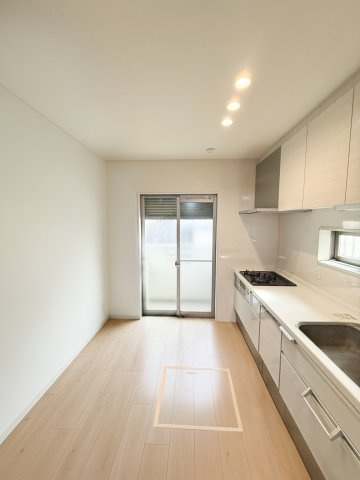 久世築山町戸建のキッチン|広々としたキッチンスペースです。