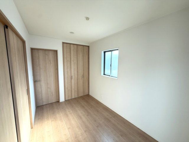 久世築山町戸建の洋室|2階約5帖の洋室です。