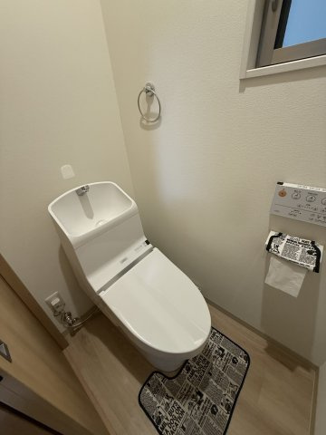 久世築山町戸建のトイレ|温水洗浄便座付きのお手洗いです。