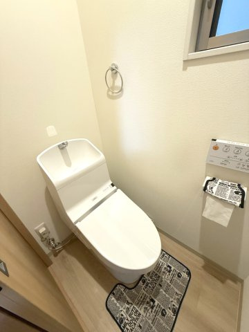 久世築山町戸建のトイレ|温水洗浄便座付きのお手洗いです。