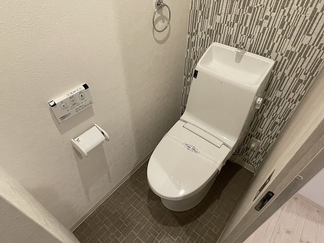 【トイレ】 | ピュアドミトリーシミズ | ゆったりとした空間のトイレです（同物件別室の写真です）