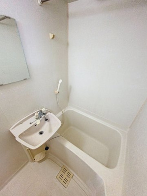 【浴室】 | アルテミチ | ※同建物ほかのお部屋の写真です。