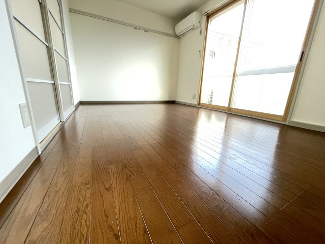 【寝室】 | 広くて明るい寝室