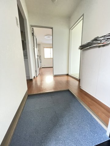 【玄関】 | 収納もある玄関です