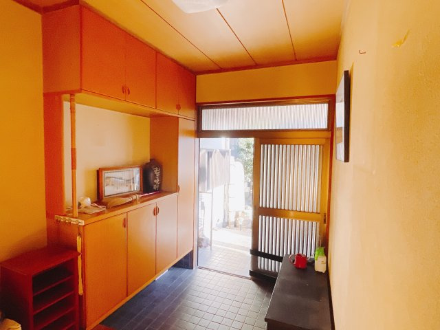 【中古戸建】前橋市山王町の玄関|■玄関｜毎日の「いってらっしゃい」や「お帰りなさい」を大切なご家族と過ごす玄関は〈使いやすさ〉を追求しております。玄関横の物入は急な来客時でもさっとお片付けできるスペースを確保しています。