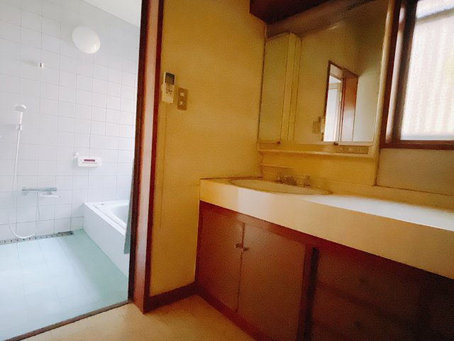 【中古戸建】前橋市山王町の独立洗面台|■洗面室｜大きな鏡で朝の身支度もラクラク♪毎日の忙しい準備が楽しくなる洗面所です(^^♪