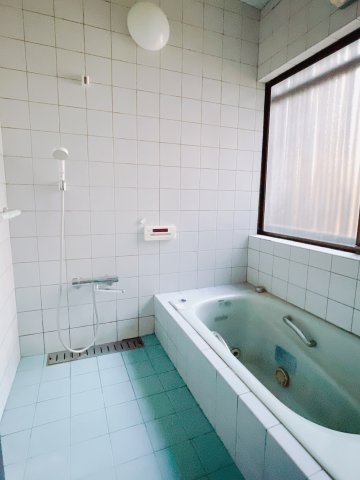 【中古戸建】前橋市山王町の浴室|■浴室｜デザイン性に優れた浴室♪1日の疲れを癒す、ゆったりとしたバスタイムをぜひお過ごしください(*＾＾*)大きな窓付きで嬉しい♪