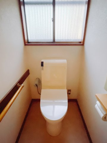 【中古戸建】前橋市山王町のトイレ|■トイレ｜窓付きのトイレになっています。常に換気もできますので綺麗を保てます♪