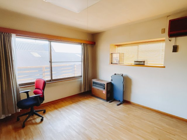 【中古戸建】前橋市山王町の洋室|■2階洋室｜2階洋室には大きな窓をご用意しています。日中はあたたかな日差し差し込み自分時間も充実できますね＾