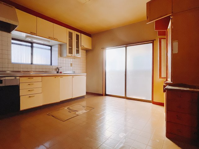 【中古戸建】前橋市山王町の居間・リビング|■リビング｜窓から射し込む陽射しが縦横に広がり、あたたかな空間が形づくられています。ここはご家族の笑顔集まる憩いの空間です( ＾＾ )