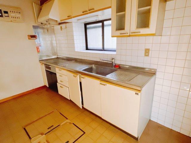 【中古戸建】前橋市山王町のキッチン|■キッチン｜ワークトップの幅が広く、お子様といっしょにお料理をつくったり、ちょっとしたパーティーも楽しめます。フラットなのでお掃除がしやすいのもポイントです♪