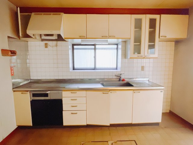 【中古戸建】前橋市山王町のキッチン|■キッチン｜大きなお鍋や調理用具のも出し入れラクラクな収納がたっぷり！毎日使う場所だからこそ、無理のない姿勢で作業できるのは嬉しいポイントですね(*＾＾*)♪