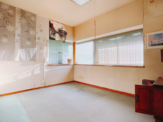 【中古戸建】前橋市山王町の洋室|■1階洋室｜ナチュラルカラーの床です。模様替えなどとても楽しく工夫できます♪陽当たり、風通しもとても良いので毎日快適な生活スタートです！子供部屋にも良いですね♪