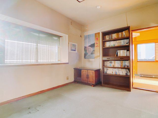 【中古戸建】前橋市山王町の洋室|■1階洋室｜大きな窓が自慢の1階洋室になっています♪自分時間も充実できますね♪