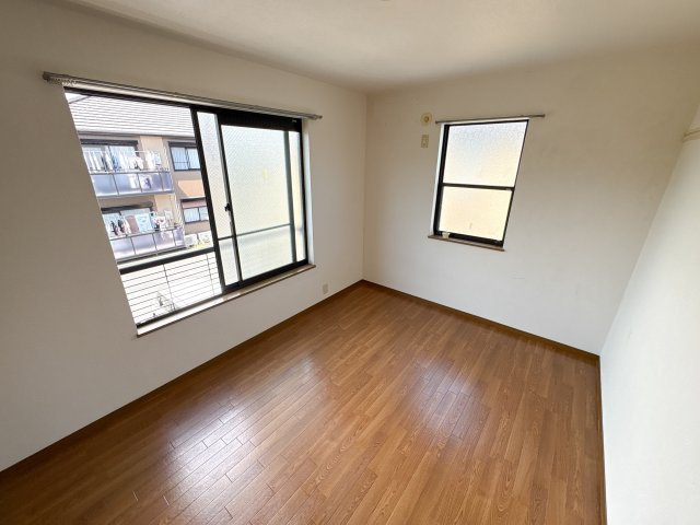 エステートピア学園前の洋室