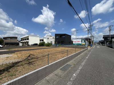 【前面道路含む現地写真】 | 【伊勢崎市安堀町第4期　現地外観】
※令和８年8月時点