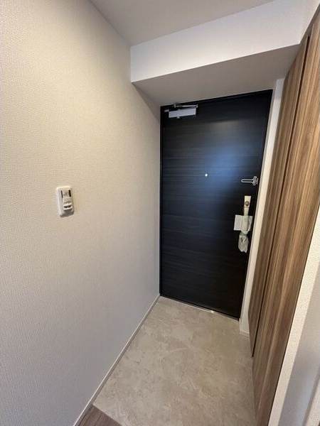 S-RESIDENCE桜本町awesomeの玄関