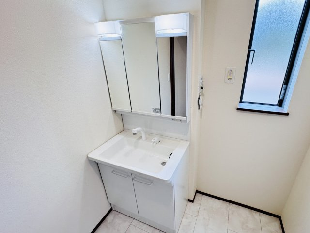 松戸市六高台３丁目新築戸建【六実第三小学校：2分】の独立洗面台|シャワーヘッド付き三面鏡洗面化粧台