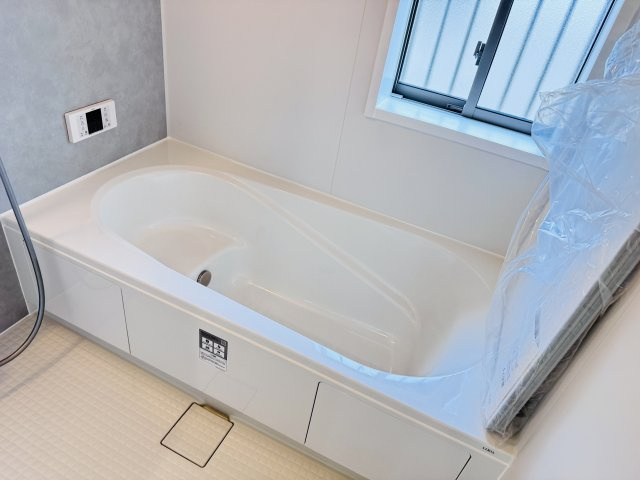 松戸市六高台３丁目新築戸建【六実第三小学校：2分】の浴室|足を伸ばせる広々浴槽で毎日リラックス♪