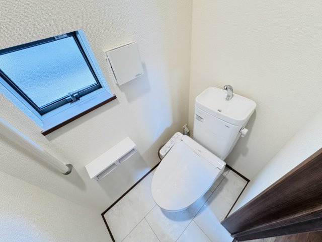 松戸市六高台３丁目新築戸建【六実第三小学校：2分】のトイレ|温水洗浄暖房便座つきトイレ