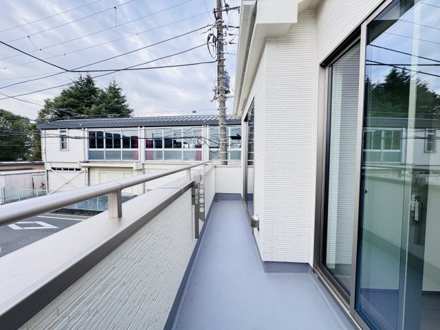 松戸市六高台３丁目新築戸建【六実第三小学校：2分】のバルコニー|南向きワイドバルコニー・日当たり良好♪