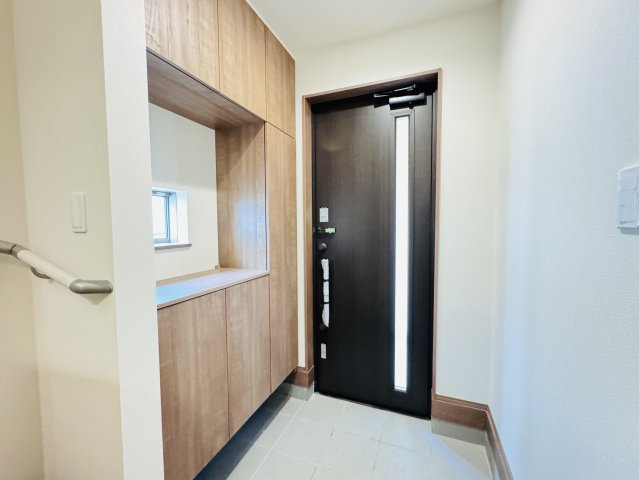 松戸市六高台３丁目新築戸建【六実第三小学校：2分】の玄関|玄関ホール・容量たっぷりシューズボックス
