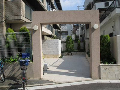 【エントランス】 | シャングリラみつもと | 落ちついた外観にマッチしたエントランスです