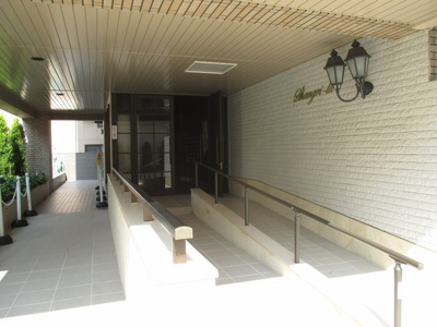 【エントランス】 | シャングリラみつもと | 落ちついた外観にマッチしたエントランスです