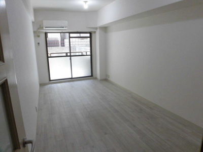 【居間・リビング】 | シャングリラみつもと | 光の差し込む明るいお部屋です