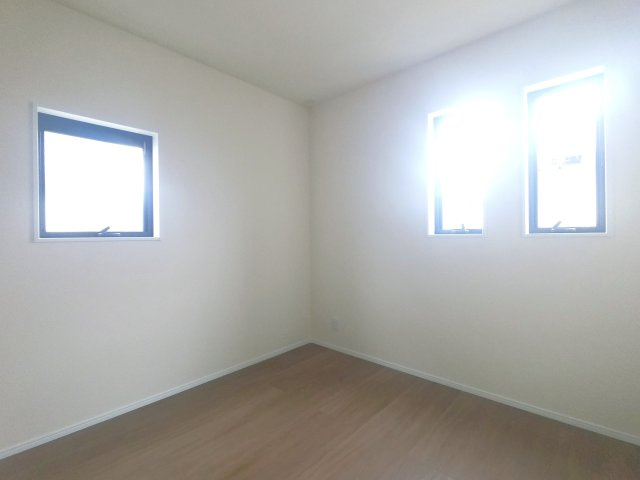 筑紫野市下見の洋室|2F洋室④　2面から差し込む光で部屋が明るい