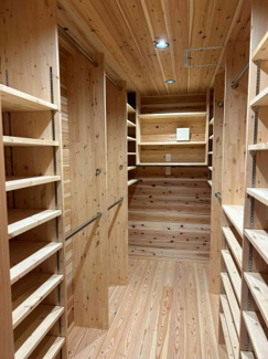 【収納】 | 【北杜市高根町長沢】インナーガレージがある築浅物件 | ウォークインクローゼット