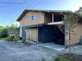 【前面道路含む現地写真】 | 【北杜市高根町長沢】インナーガレージがある築浅物件