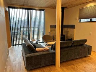 【居間・リビング】 | 【北杜市高根町長沢】インナーガレージがある築浅物件