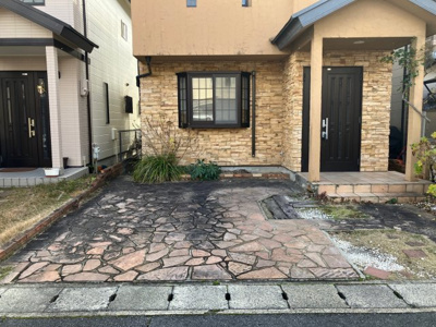 【駐車場】 | 桂坂　御陵峰ヶ堂町二丁目一戸建 | 並列2台駐車可　（車種による）