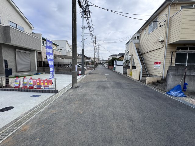 松戸市六高台３丁目新築戸建【六実第三小学校：2分】の前面道路含む現地写真|南側前面道路・幅員約6ｍ