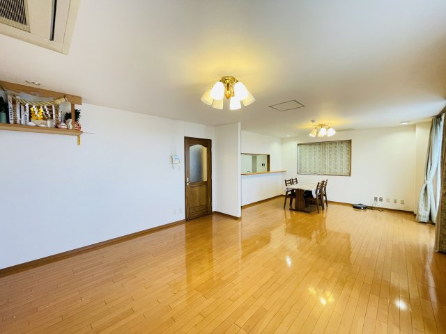 【居間・リビング】 | 本庄市緑１丁目　中古戸建