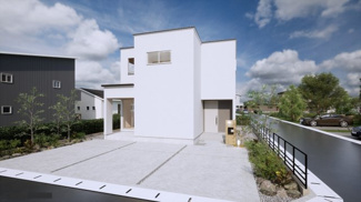 【外観パース】 | 宇治市折居台1丁目　2区画A号地　売土地　建築条件付き | お客様のお好みに合わせて、外観デザインも一緒に作り上げていきます。「ひと目で分かるアトリエの家」をコンセプトに、木・金属・吹抜けを組み合わせ”あなたらしさ”を表現できる外観づくりが可能です。