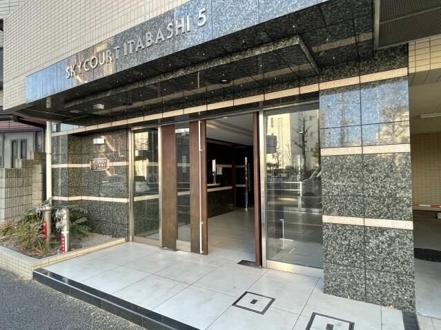 スカイコート板橋第５のエントランス
