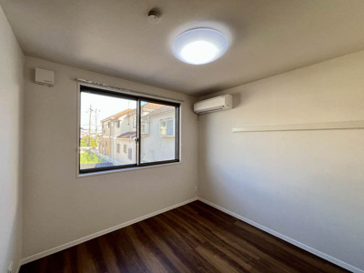 【寝室】 | 【シャーメゾン】グランドゥール桜木Ⅲ | 2025年築のグランドゥール桜木Vの写真を利用しております