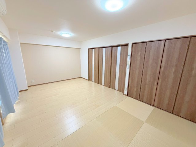 リバーサホ萬の洋室