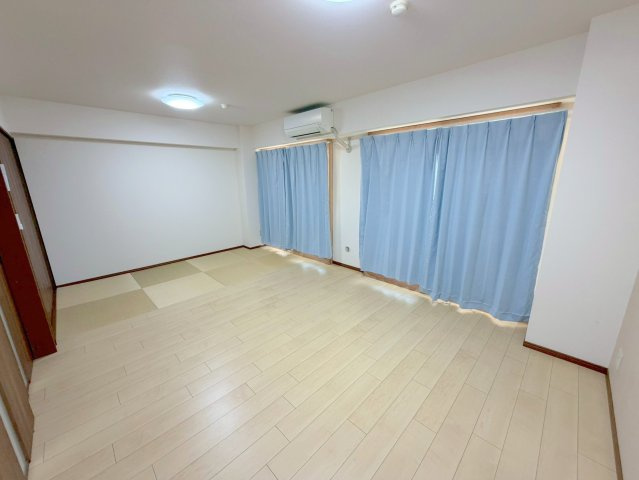 リバーサホ萬の洋室